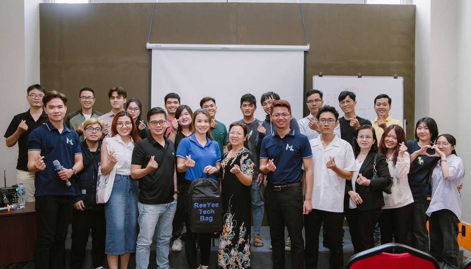 Đội ngũ MYB và học viên trong một buổi đào tạo.